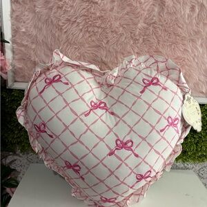 SHABBY CHIC bow
DECORATIVE
PILLOW